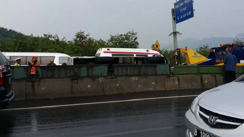 Mobil Travel Terbalik di Tol Cipularang, Arah Jakarta Tersendat