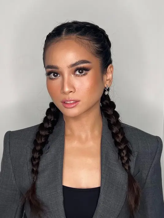 Dipulas MUA ternama Bumiauw, Acha Septriasa tampil beda dengan kulit eksostis dan makeup bold [@bumiauw]