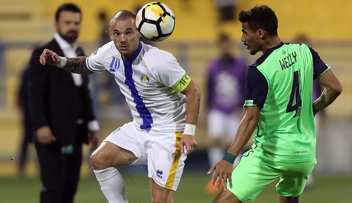 Wesley Sneijder. Gelandang serang ini pensiun bersama klub terakhirnya Al Gharafa pada musim 2018/2019. Total 17 tahun berkarier, ia tampil dalam 575 laga dengan mencetak 156 gol dan sukses mengoleksi 19 trofi di level klub, termasuk treble winners bersama Inter Milan. (Foto: AFP/Karim Jaafar)