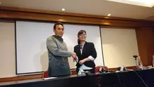 Pelatih Timnas Indonesia U-16, Bima Sakti, bersalaman dengan Sekertaris Jenderal PSSI, Ratu Tisha, jelang keberangkatan dia ke Inggris (istimewa).