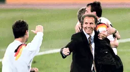 Franz Beckenbauer (kanan) membawa Jerman Barat kala itu tampil di final edisi 1986 dan 1990. Pada Piala Dunia 1986, Jerman Barat harus menerima kekalahan dari Argentina. Empat tahun berselang, Beckenbauer kembali dipercaya mengarsiteki Jerman Barat dan kembali tampil di final dengan status pemenang. (AFP/Staff)