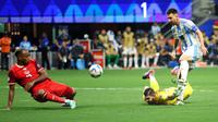 Pemain Argentina, Lionel Messi (kanan) gagal mencetak gol ke gawang Kanada pada laga Grup A Copa America 2024 di Mercedes-Benz Stadium, Atlanta, Georgia, Jumat (21/06/2024). (AFP/Todd Kirkland)