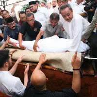 Ratusan pelayat mengantarkan jenazah Sys Ns ke peristirahatan terakhirnya ke Tempat Pemakaman Umum, Jeruk Purut Jakarta Selatan Selasa (23/1) untuk dimakamkan. (Nurwahyunan/Bintang.com)