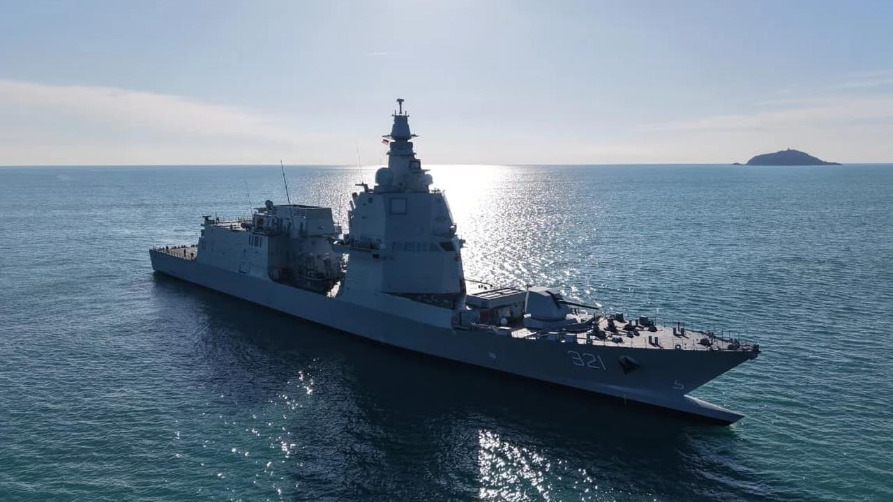 FOTO: KRI Prabu Siliwangi 321 Laksanakan Penembakan Perdana Meriam 76 Mm