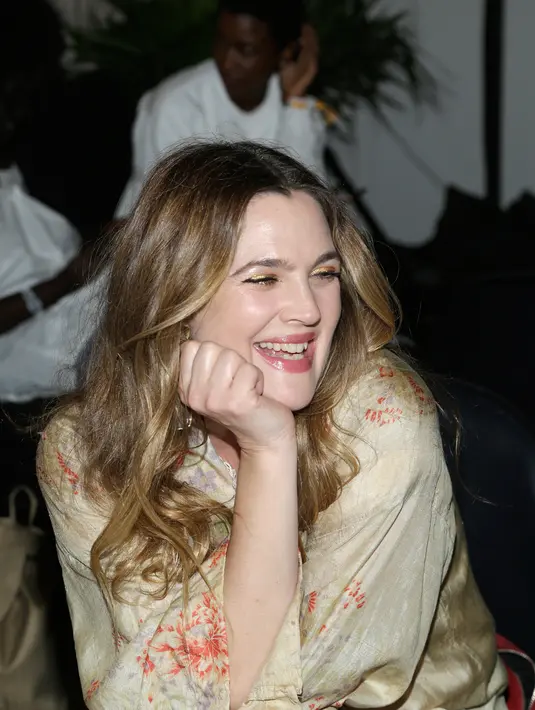 Hal tersebut dikarenakan   Drew Barrymore memilih untuk   memprioritaskan dan mengurus   kedua anaknya. (LARS NIKI  GETTY IMAGES NORTH AMERICA  AFP)