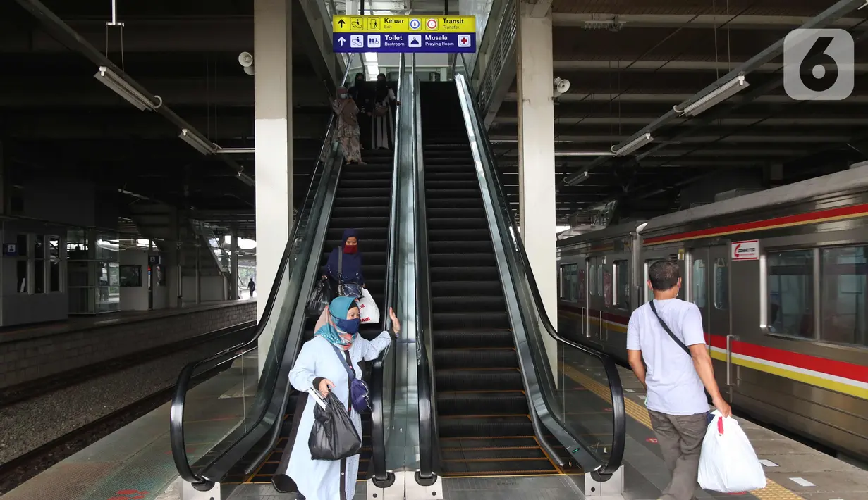 Penumpang menuruni eskalator di Stasiun Jatinegara Baru, Jakarta Timur, Sabtu (20/3/2021). Bangunan baru Stasiun Jatinegara ini dibuat dengan gaya arsitektur modern minimalis menggantikan bangunan lama peninggalan Belanda. (Liputan6.com/Angga Yuniar)