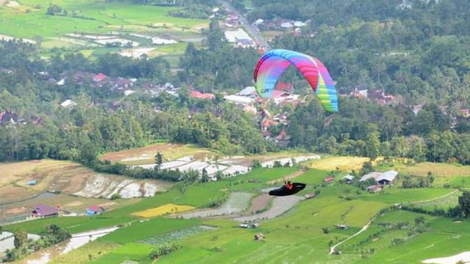 Uji coba olahraga paralayang di Panorama Bukik Gadang Tanah Datar, Sumatera Barat. (Liputan6.com/ Humas Tanah Datar)
