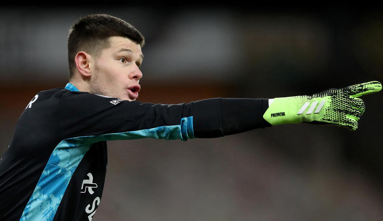 Illan Meslier. Kiper asal Prancis berusia 21 tahun yang memperkuat Leeds United ini sukses membuat 140 saves dalam 35 penampilannya musim ini. Berkat ketangguhannya juga Leeds dibawa promosi ke Premier League musim ini setelah 16 tahun berjuang di kasta yang lebih rendah. (AFP/Nick Potts/Pool)