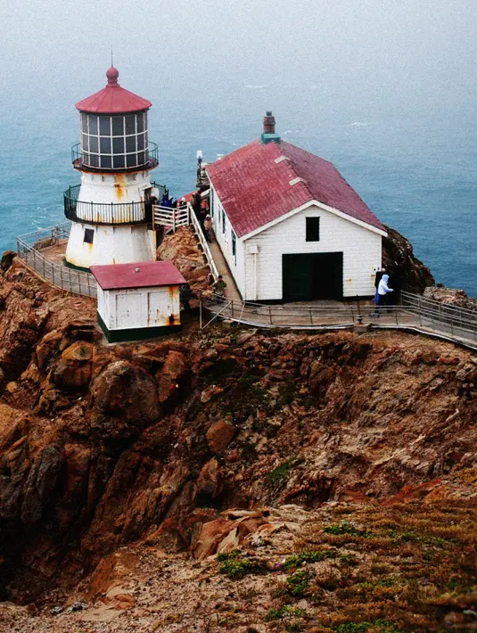 Bangunan Point Reyes Lighthouse dari film The Fog. Bangunan yang berada dipinggir laut ini menceritakan seorang pelaut yang dibunuh dan arwahnya gentayangan menuntu balasan. (Lisa Williams / Flickr)