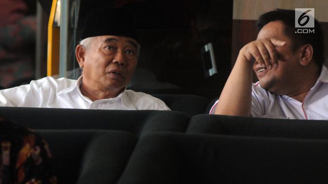 Tokoh PPP Jawa Timur Asep Saifuddin Chalim (kiri) berada di ruang tunggu sebelum menjalani pemeriksaan di Gedung KPK, Jakarta, Senin (25/3). Kiai Asep diperiksa sebagai saksi untuk tersangka Romahurmuziy dalam kasus dugaan suap pengisian jabatan di Kementerian Agama. (merdeka.com/Dwi Narwoko)