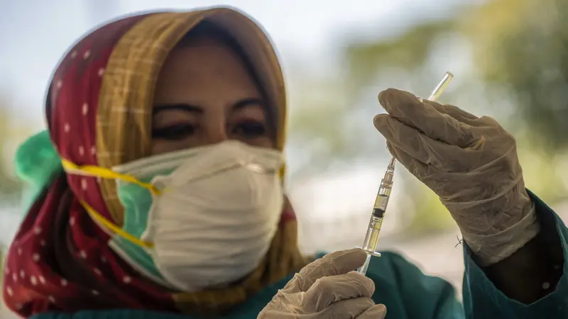 FOTO: Klinik Vaksinasi COVID-19 Massal Darurat di Surabaya