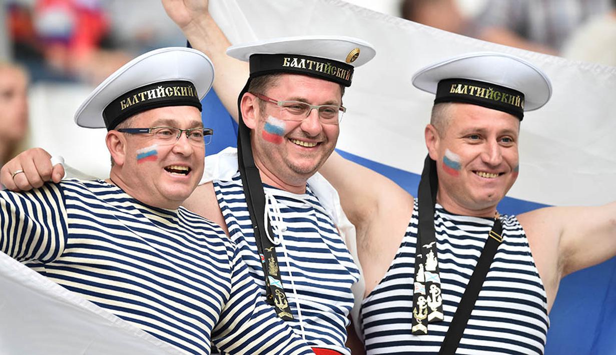 Pendukung Rusia menggunakan baju angkatan laut saat menyaksikan laga Grup B Piala Eropa 2016 antara Inggris melawan Rusia di Stade Velodrome, Marseille, Paris, Sabtu (11/6/2016). (AFP/Bertrand Langlois)