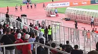 Suasana keributan di tribune penonton Stadion Madya, Jakarta saat laga Malut United kontra Persiraja Banda Aceh, Sabtu (9/3/2024). (Bola.com/Muhammad Adi Yaksa)