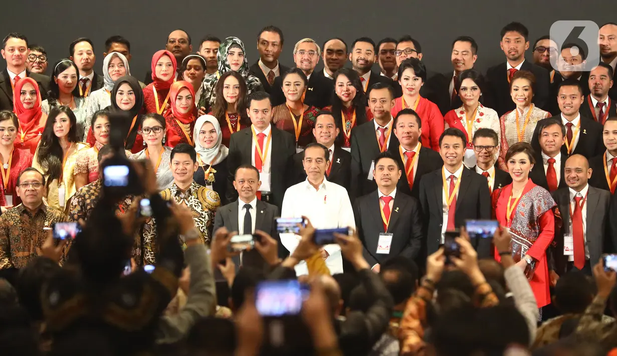 Presiden Joko Widodo (tengah depan) berfoto bersama saat pelantikan pengurus Himpunan Pengusaha Muda Indonesia (HIPMI) periode 2019-2024, di Jakarta, Rabu (15/1/2020). Tema Hipmi kali ini peningkatan kualitas SDM pengusaha muda Indonesia menyambut era bonus demografi. (Liputan6.com/Angga Yuniar)
