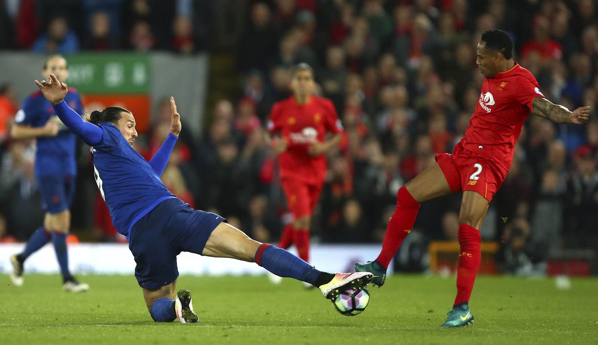 Aksi pemain Manchester United, Zlatan Ibrahimovic (kiri) saat berebut bola dengan pemain Liverpool, Nathaniel Clyne pada laga Premier League di Stadion Anfield, Liverpool, Selasa (18/10/2016) dini hari WIB.  (AP/Dave Thompson)