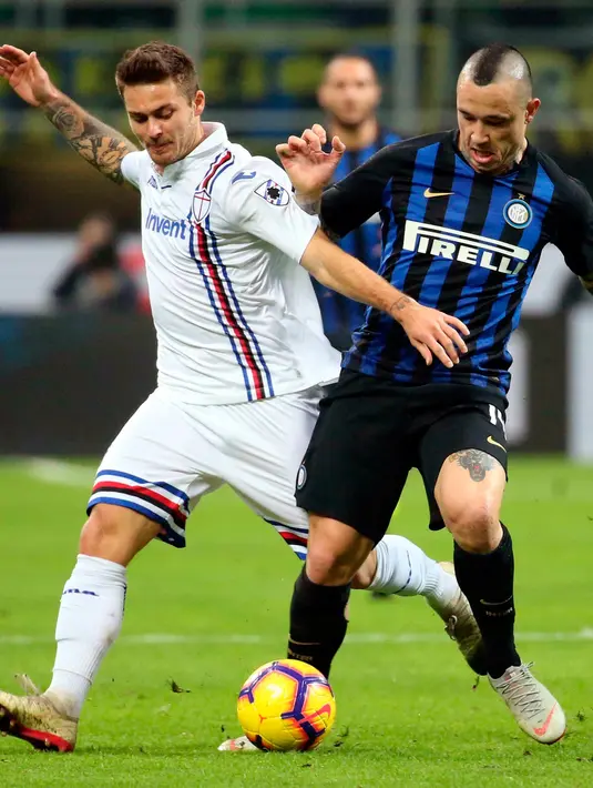 Gelandang Inter Milan Radja Nainggolan (kanan) berebut bola dengan pemain Sampdoria Karol Linetty saat bertanding pada Serie A di Stadion San Siro, Milan, Minggu (17/2). Inter Milan menang 2-1. (Matteo Bazzi/ANSA via AP)