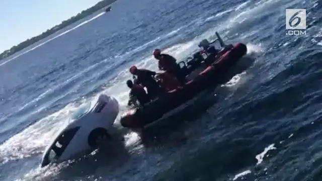 VIDEO: Dikendarai Pria Lansia, Mobil Ini Terjun ke Laut
