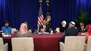 Presiden AS, Barack Obama (tengah) berbincang dengan tokoh masyarakat Muslim Amerika di masjid Islamic Society of Baltimore, Catonsville, Maryland, Rabu (3/2/2016). Ini kunjungan pertama Obama sejak dua periode menjadi Presiden. (REUTERS/Jonathan Ernst)