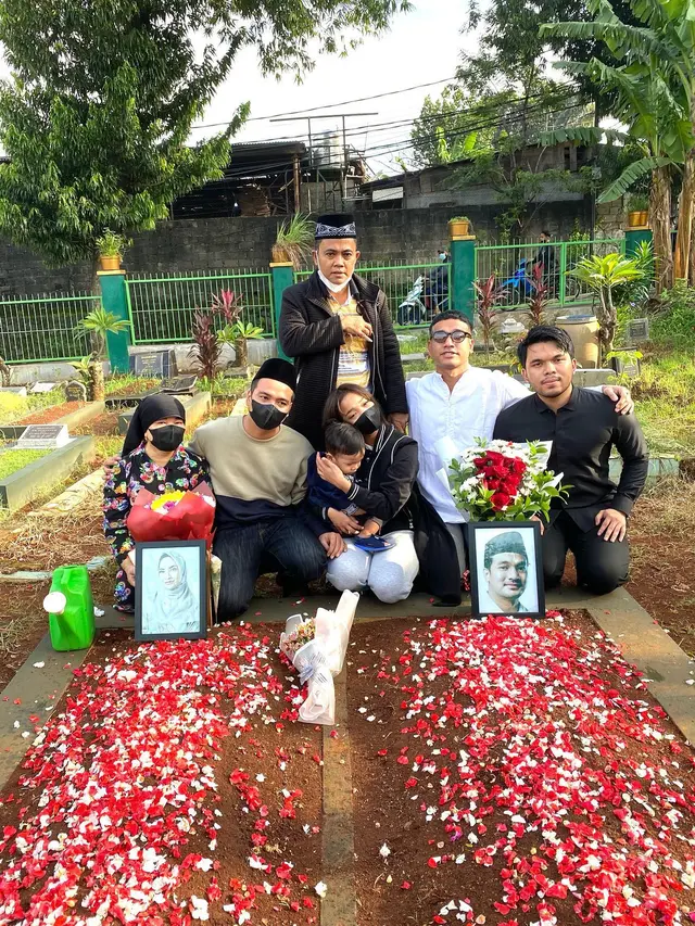 7 Potret Keluarga Haji Faisal Ziarah Makam dalam Momen Ulang Tahun Bibi Ardiansyah