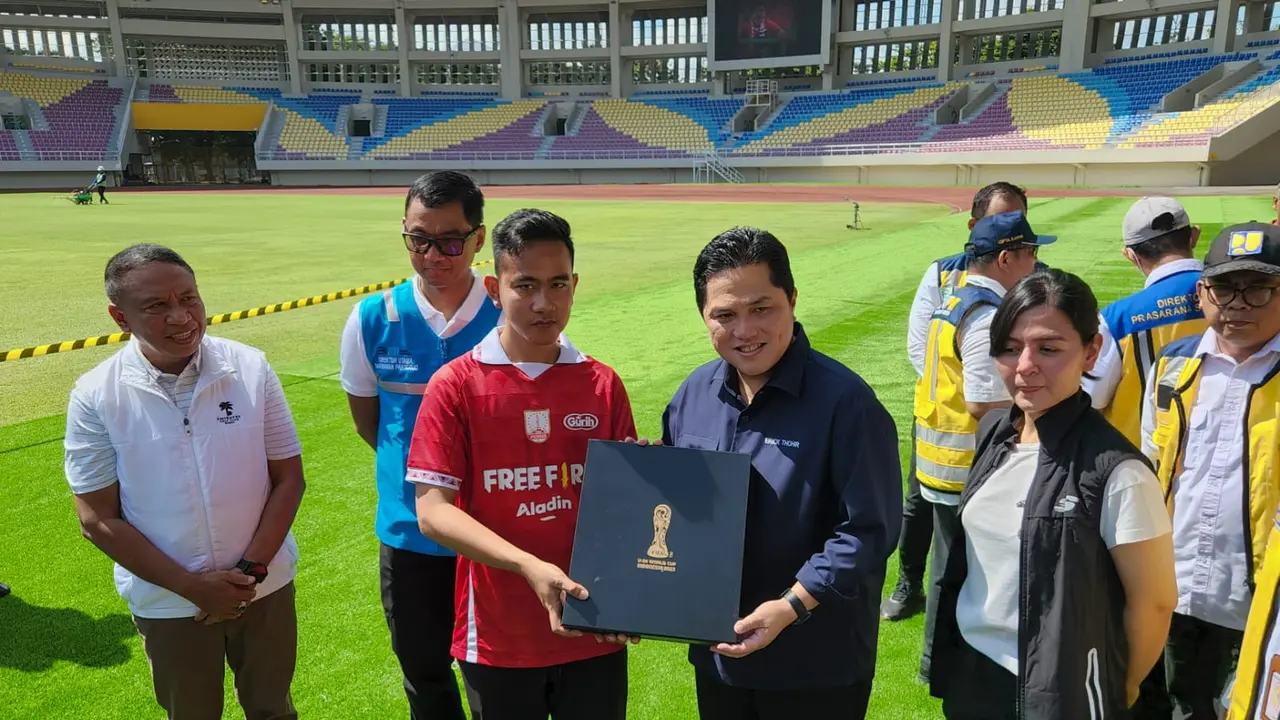 Ketua LOC Piala Dunia U-20 2023 sekaligus Ketua PSSI, Erick Thohir meninjau Stadion Manahan, Solo.