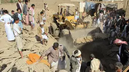 Alat berat dikerahkan untuk menyingkirkan puing usai serangan udara oleh Jet Tempur Saudi di Sanaa, Yaman, Rabu (31/8). Serangan tersebut ditujukan untuk melemahkan kelompok Houthi. (REUTERS / Naif Rahma) 