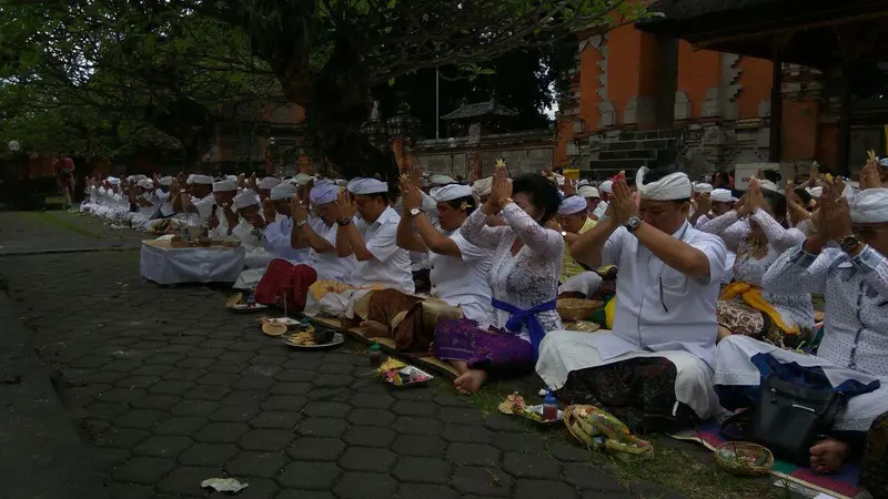 Mantra-Kerta sembahyang di Pura Jagatnatha