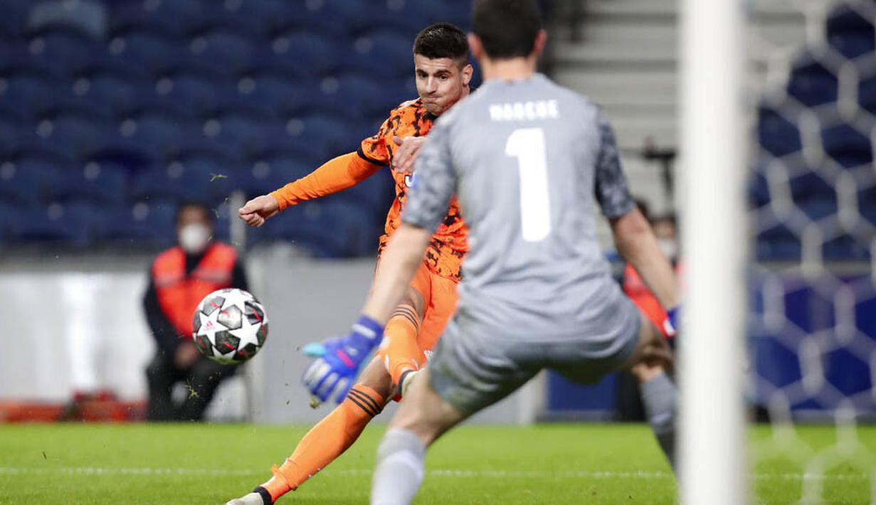 Kiper Porto Agustin Marchesin tampil Spartan, Ia mampu menahan 15 tembakan terakhir yang dihadapinya sebelum dibobol Chiesa. (AP/Luis Vieira)