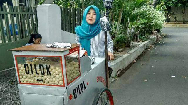Beparas Cantik, Penjual Cilok Tebet Bikin Warganet Kepincut