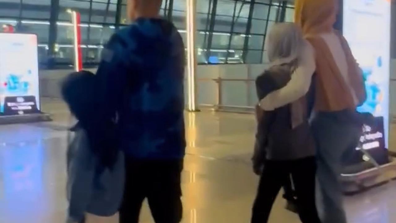 Momen Olla Ramlan dan Aufar Hutapea Antar Anak yang Akan Liburan ke Jepang