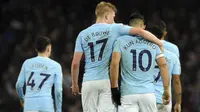 Penyerang Manchester City, Sergio Aguero, merayakan gol bersama Kevin de Bruyne. (AP Photo/Rui Vieira)