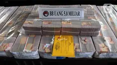 Barang bukti uang tunai ditampilkan dalam konferensi pers pengungkapan kasus Tindak Pidana Pencucian Uang (TPPU) di Bareskrim Polri, Jakarta, Kamis (24/8/2023). (merdeka.com/Imam Buhori)