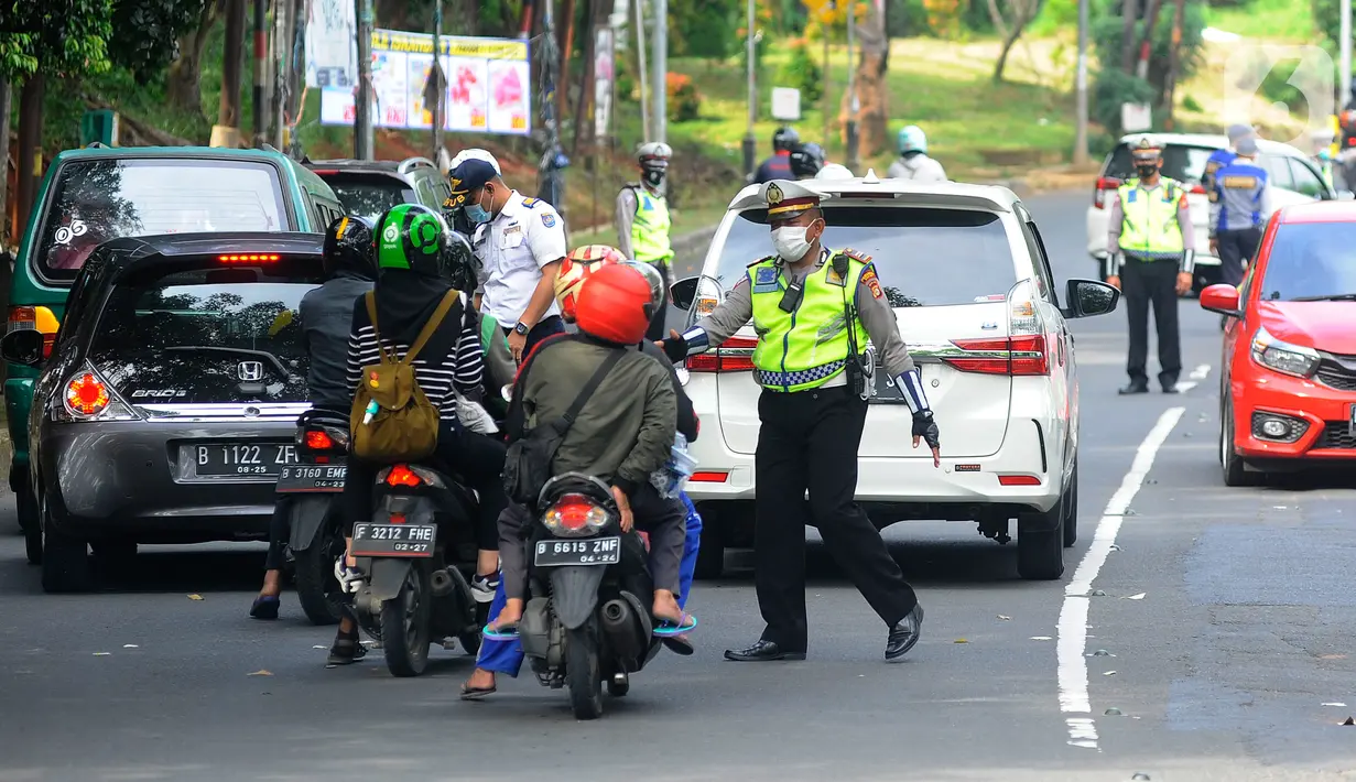 Polantas menghentikan kendaraan saat Operasi Gabungan Tertib Administrasi Kendaraan Bermotor (KBM) Kendaraan Tidak Mendaftar Ulang (KTMDU) 2022 di Jembatan Panus, Depok, Kamis (9/6/2022). Ratusan kendaraan bermotor yang belum membayar pajak atau kendaraan tidak melakukan daftar ulang (KTMDU) terjaring dalam razia yang dilakukan Sistem Administrasi Manunggal Satu Atap (Samsat) Depok ini. (merdeka.com/Arie Basuki)