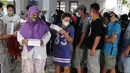 Warga menerima makanan berbuka puasa atau takjil di Masjid Wihdatul Ummah, Cinere, Depok, Jawa Barat, Kamis (7/4/2022). Dalam sehari, Masjid Wihdatul Ummah menyediakan lebih dari 700 takjil berupa nasi kotak yang merupakan sumbangan donatur jemaah masjid. (merdeka.com/Arie Basuki)