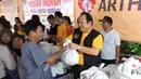 Penyerahan paket sembako murah oleh direktur Bank Artha Graha Andy Kasih kepada warga Sawah Besar, Jakarta, Minggu (24/1/2014). (Media Center AGN - AGP)