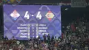 Papan skor yang menunjukkan kedudukan imbang 4-4 saat adu tendangan penalti pada laga final UEFA Nations League 2022/2023 antara Timnas Spanyol menghadapi Kroasia di De Kuip Stadium, Rotterdam, Senin (19/6/2023) dini hari WIB. (AP Photo/Martin Meissner)