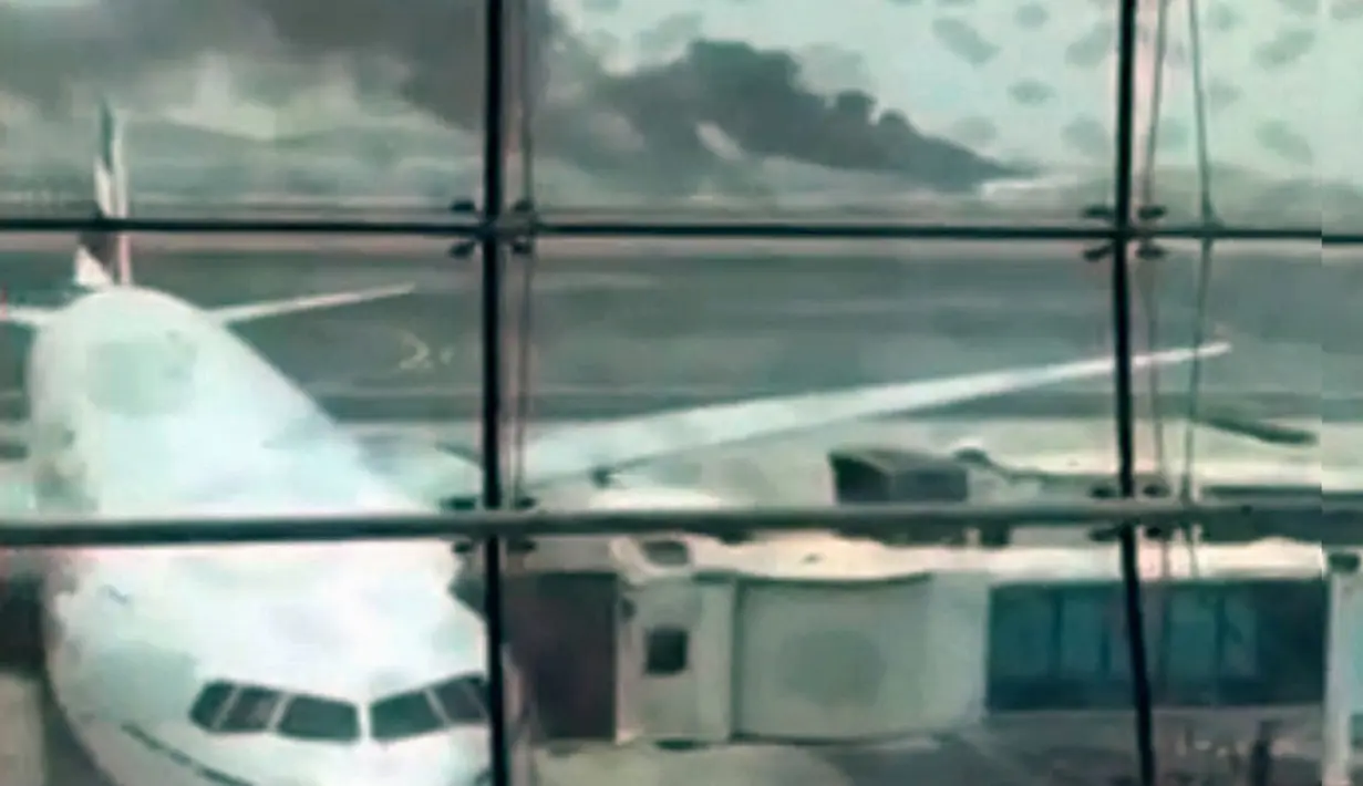 Tampak kepulan asap dari pesawat Emirates Airline yang gagal mendarat di Bandara Internasional Dubai, UEA, Rabu (3/8). Pesawat nahas ini terbang dari bandara Thiruvananthapuram, India tujuan Dubai. (Reuters)