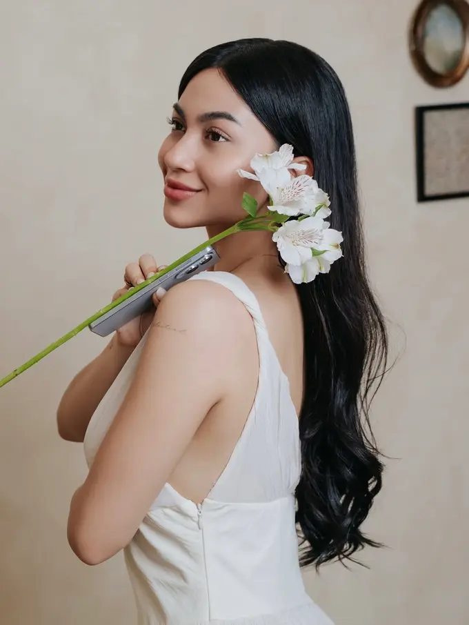 Gaya Soft Girl Ariel Tatum dalam Balutan Loose Dress Putih, Bak Lukisan yang Menenangkan