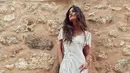 Menikmati liburan musim panas, Sara tidak ragu tampil feminin dengan mengenakan dress putih yang dipadukan dengan platform heels. Sekilas, gaun putih bergaya bohemian ini memperlihatkan penampilan Sara Carbonero seperti pengantin. (instagram/saracarbonero)