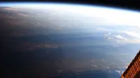 Penampakan siang dan malam di Bumi dari antariksa. (NASA/Christina H Koch)