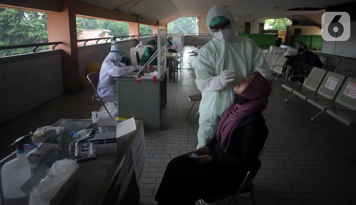 Calon penumpang mengikuti layanan pemeriksaan tes antigen di Terminal Kampung Rambutan, Jakarta, Rabu (19/5/2021). Pemerintah Provinsi DKI Jakarta kembali mengoperasikan Terminal Kampung Rambutan pasca berakhirnya peraturan larangan mudik Lebaran 2021. (Liputan6.com/Johan Tallo)