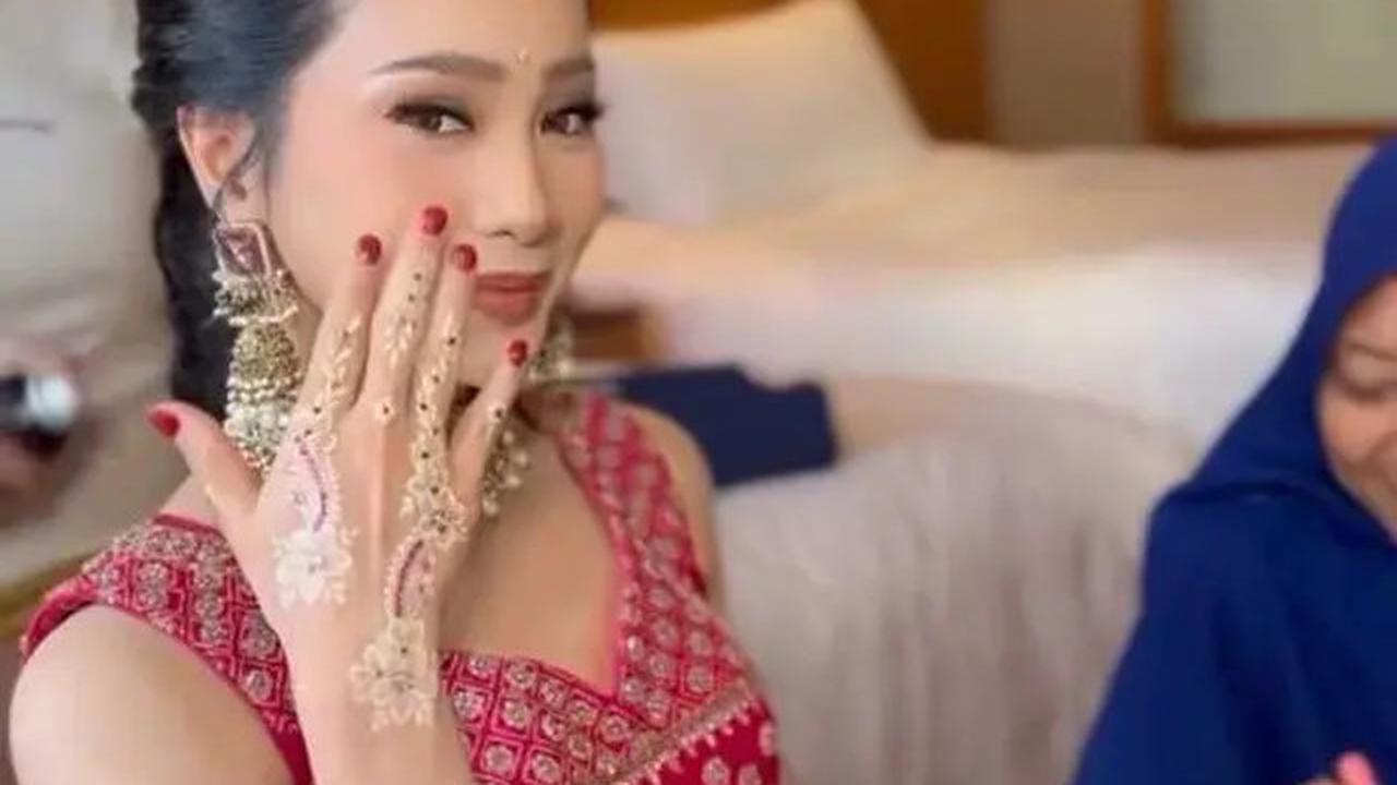 Gaya Menawan Bunga Zainal Pakai Lehenga India saat Kondangan, Tampil Elegan Ala Artis Bollywood