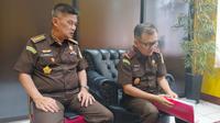 Asisten Tindak Pidana Umum (Aspidum) Kejati NTT Mohamad Ridosan saat memberikan keterangan kepada wartawan. (Liputan6.com/ Ola Keda)