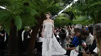 Gaun Pengantin Taylor Swift Masih Misteri, Jonathan Anderson Beri Bocoran di Show Dior?
