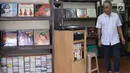 Iyan (56) mengecek piringan hitam atau vinyl dagangannya di Pasar Barang Bekas Jalan Surabaya, Jakarta, Selasa (30/5). (Liputan6.com/Immanuel Antonius)