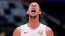 Pebasket Kanada, Kelly Olynyk melakukan selebrasi di akhir quarter tiga pada laga lanjutan Grup H Piala Dunia FIBA 2023 melawan Latvia di Indonesia Senayan, Jakarta, Selasa (29/08/2023). (Bola.com/Bagaskara Lazuardi)