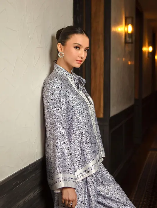 One set tunic berbahan satin yang dikenakan Raline Shah beri kesan kasual namun tetap terlihat mewah. Cocok buat Lebaran hari ke-2! [@ralineshah]