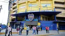 Turis berada di luar stadion "La Bombonera" klub sepakbola Argentina di lingkungan La Boca, Buenos Aires pada 27 November 2018. La Boca merupakan salah satu pusat kebudayaan dan wisata di Buenos Aires. (Ludovic MARIN / AFP)