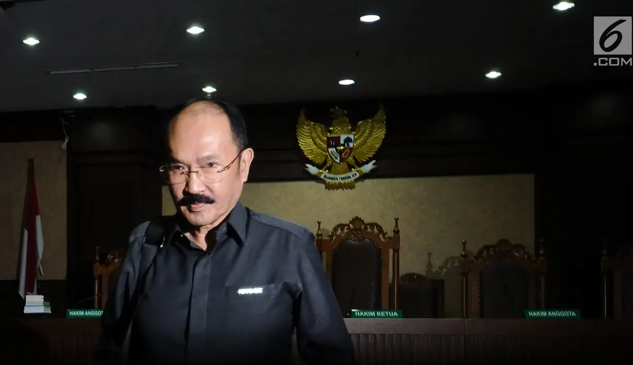Terdakwa dugaan menghalangi penyidikan KPK, Fredrich Yunadi usai mengikuti sidang lanjutan di Pengadilan Tipikor, Jakarta, Kamis (22/2). Sidang mendengar jawaban jaksa atas eksepsi terdakwa. (Liputan6.com/Helmi Fithriansyah)