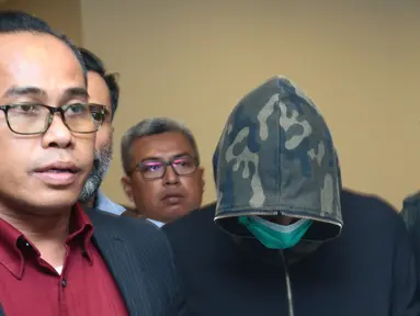 Axel Matthew Thomas (tengah) saat dibawa oleh petugas polisi di rumah sakit Pondok Indah, Jakarta, Selasa (18/07). Axel Matthew Thomas resmi ditetapkan sebagai tersangka dalam kasus narkoba. (Liputan6.com/Herman Zakharia)