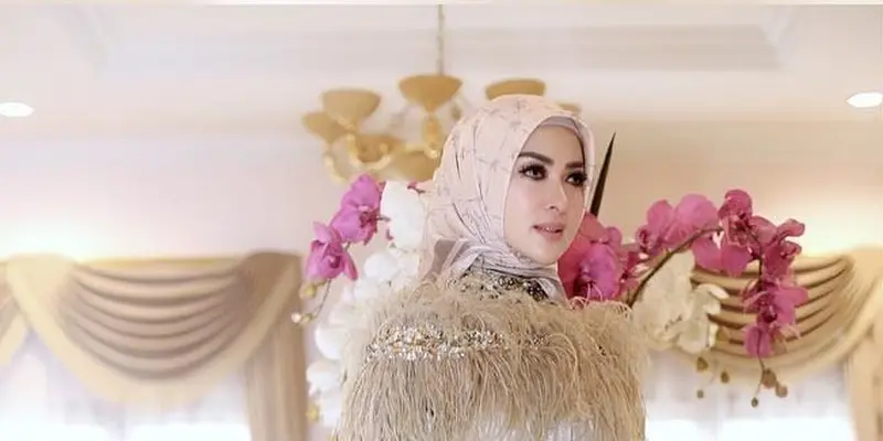 Gaya Modis Syahrini Saat Berhijab